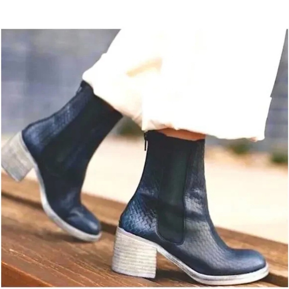 Free People Essential Chelsea Boots . - Picture 8 of 12